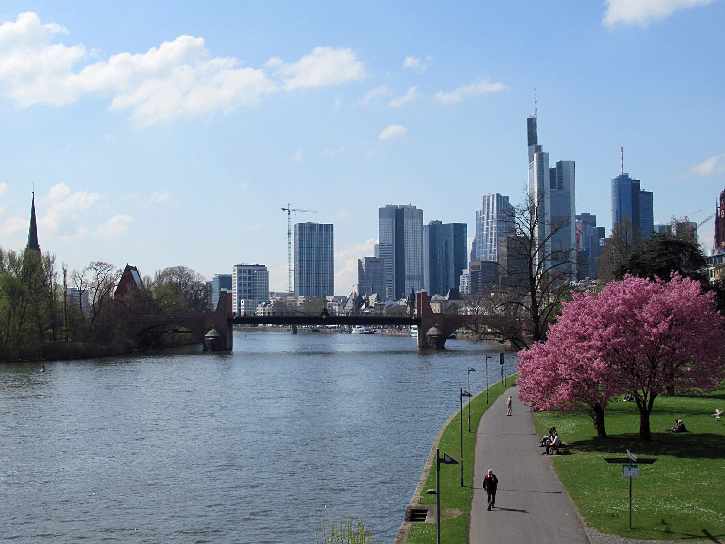 Skyline von Frankfurt am Main mit Mainufer