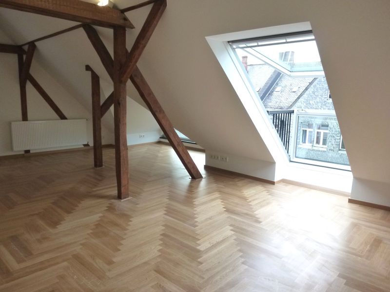 *LIEBEVOLL GESTALTETE ALTBAU MAISONETTE-WOHNUNG MIT PARKETT, EBK UND DACHTERRASSE*