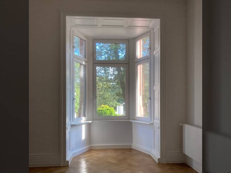 *WUNDERSCHÖNE ALTBAUETAGE MIT PARKETT, EBK, LIFT UND BALKON*