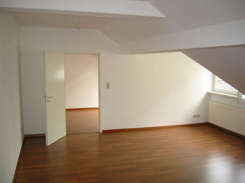 **PFIFFIGE WOHNUNG mit EBK und NEUEM LAMINAT**